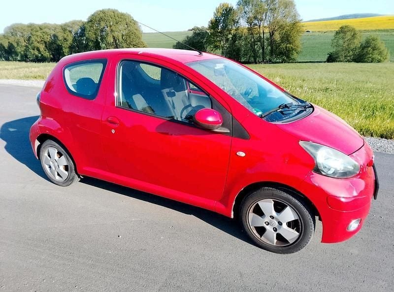 Rot Gebraucht 2009 Toyota Aygo Kleinwagen | 850 € (Superpreis) - Bild 1/4