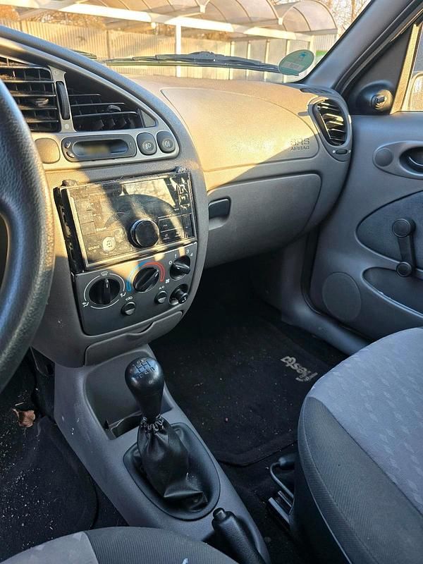 Gebraucht Ford Fiesta 60 PS (44 kW) 2000 Violet Kleinwagen