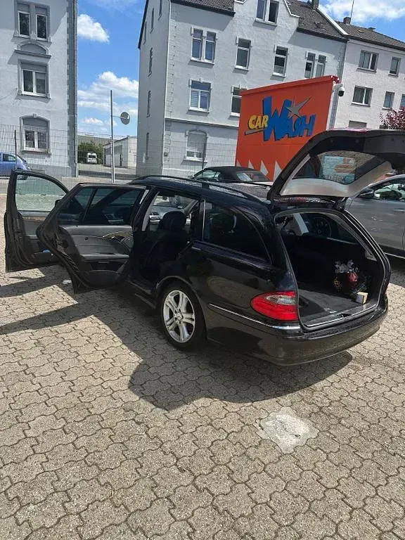 Gebraucht Mercedes E220 Avantgarde 170 PS (125 kW) 2008 Schwarz Limousine