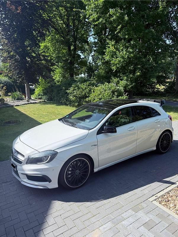 Weiß Gebraucht 2015 Mercedes A45 AMG AMG Kleinwagen | 23.999 € (Fairer Preis) - Bild 1/4