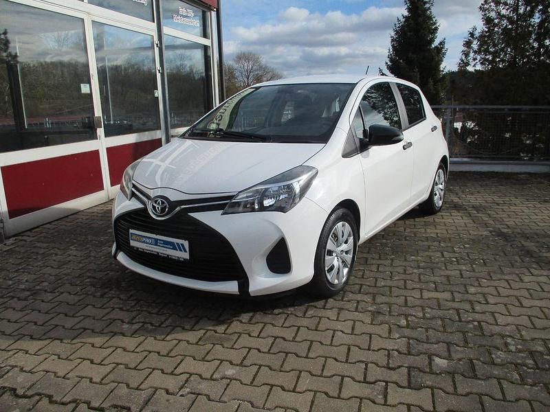 Gebraucht Toyota Yaris 69 PS (50 kW) 2014 Weiß Kleinwagen