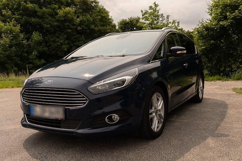 Blau Gebraucht 2019 Ford S-MAX Titanium Van / Kleinbus | 19.300 € (Fairer Preis) - Bild 1/4
