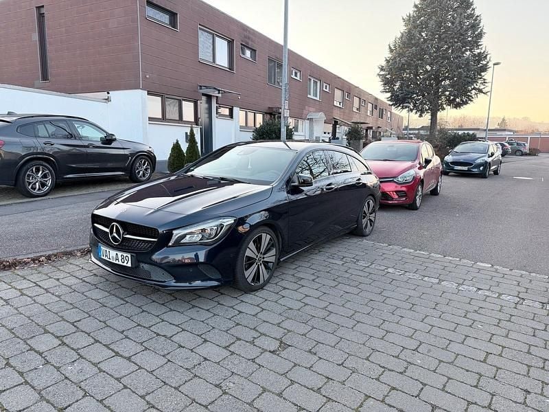 Blau Gebraucht 2017 Mercedes CLA180 Limousine | 14.500 € (Superpreis) - Bild 1/4