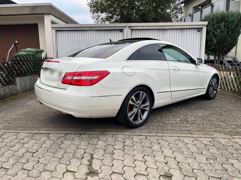 Gebraucht Mercedes E200 184 PS (135 kW) 2010 Weiß Coupé