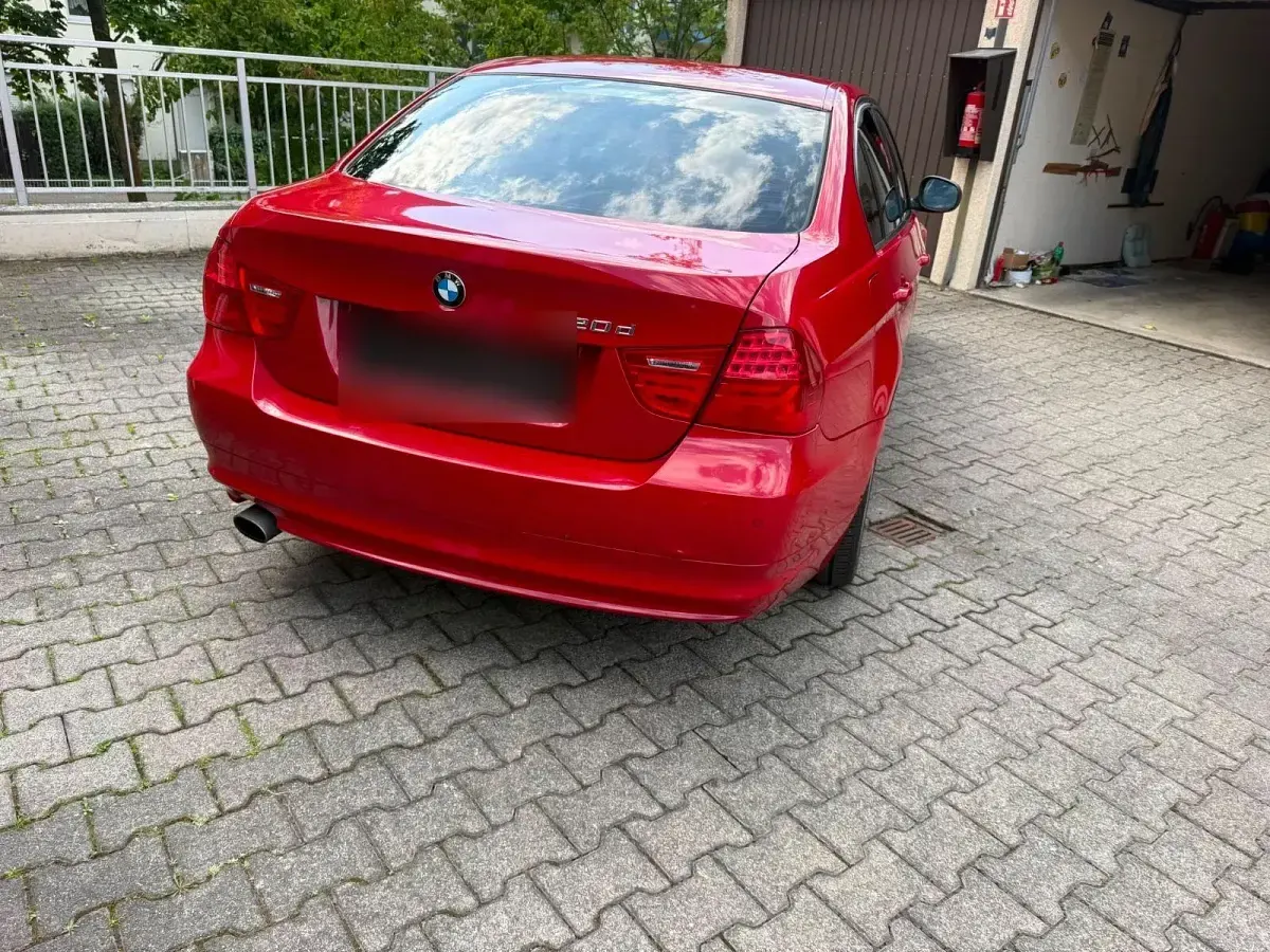 Gebraucht BMW 320 184 PS (135 kW) 2011 Rot Limousine