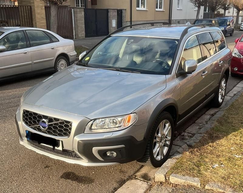 Silber Gebraucht 2015 Volvo XC70 Summum Kombi | 12.900 € (Guter Preis) - Bild 1/4