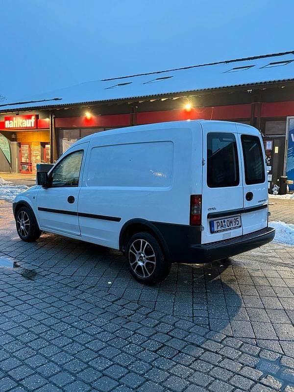 Weiß Gebraucht 2010 Opel Combo Van | 2.200 € (Etwas zu teuer) - Bild 1/4