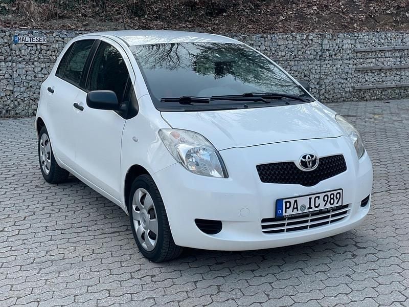 Gebraucht Toyota Yaris 70 PS (51 kW) 2008 Weiß Kleinwagen