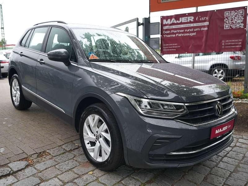 Grau Gebraucht 2023 VW Tiguan Life SUV | 25.700 € (Superpreis) - Bild 1/3