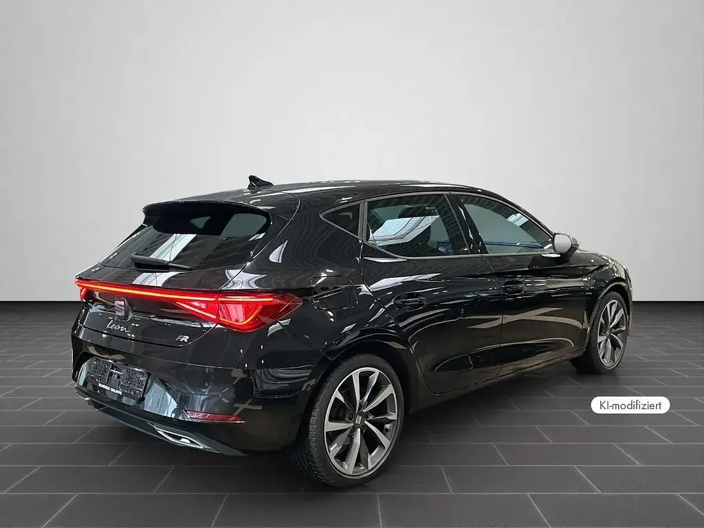 Gebraucht Seat Leon FR 110 PS (80 kW) 2023 Midnight schwarz metallic (metallic) Limousine