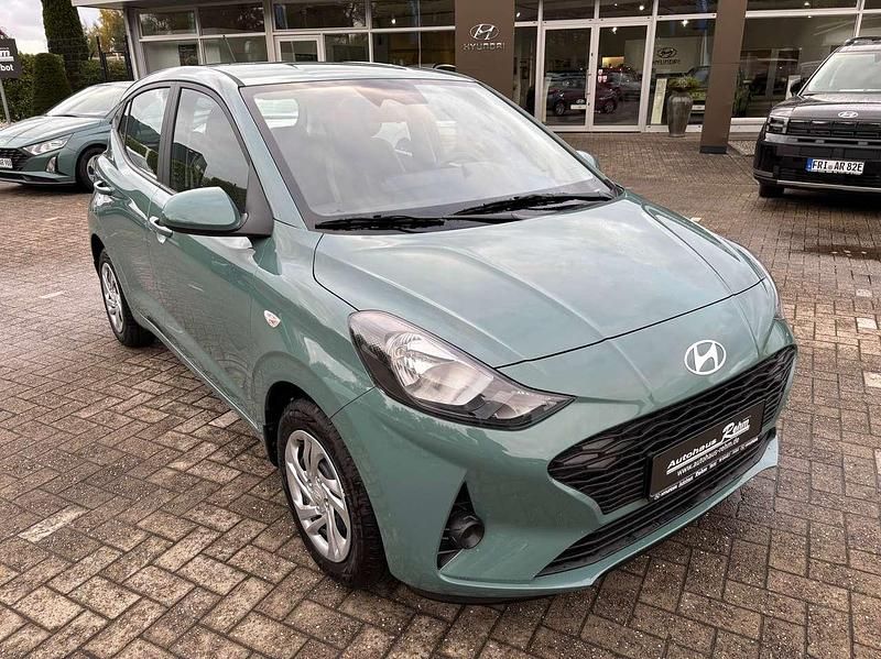 Neu Hyundai i10 Select 67 PS (49 kW) 2025 Mangrove green Kleinwagen