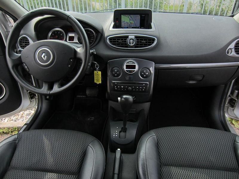 Gebraucht Renault Clio II Luxe 111 PS (81 kW) 2009 Silber Limousine