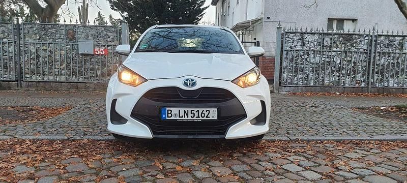 Weiß Gebraucht 2022 Toyota Yaris Hybrid Business Edition Limousine | 15.900 € (Superpreis) - Bild 1/4