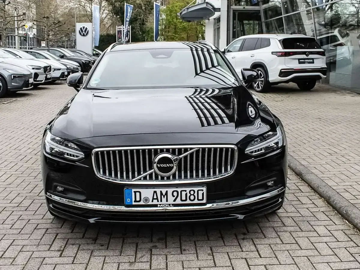 Gebraucht Volvo V90 Plus 197 PS (144 kW) 2024 Onyx black / metallic Kombi