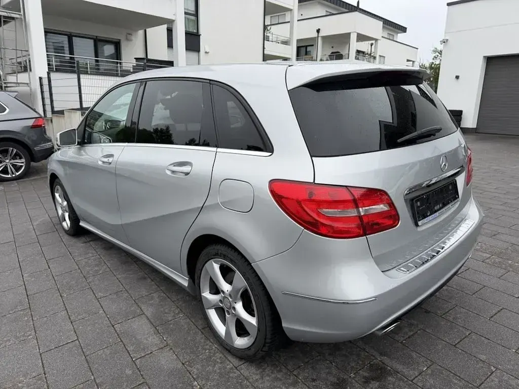 Gebraucht Mercedes B180 109 PS (80 kW) 2014 Silber Kleinwagen