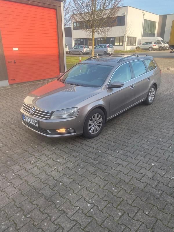 Grau Gebraucht 2011 VW Passat Kombi | 3.850 € (Superpreis) - Bild 1/4