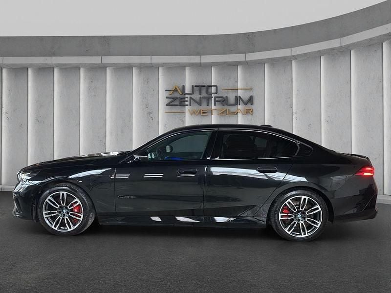 Gebraucht BMW 550e M Sport 489 PS (359 kW) 2025 Black sapphire metallic (475) Limousine