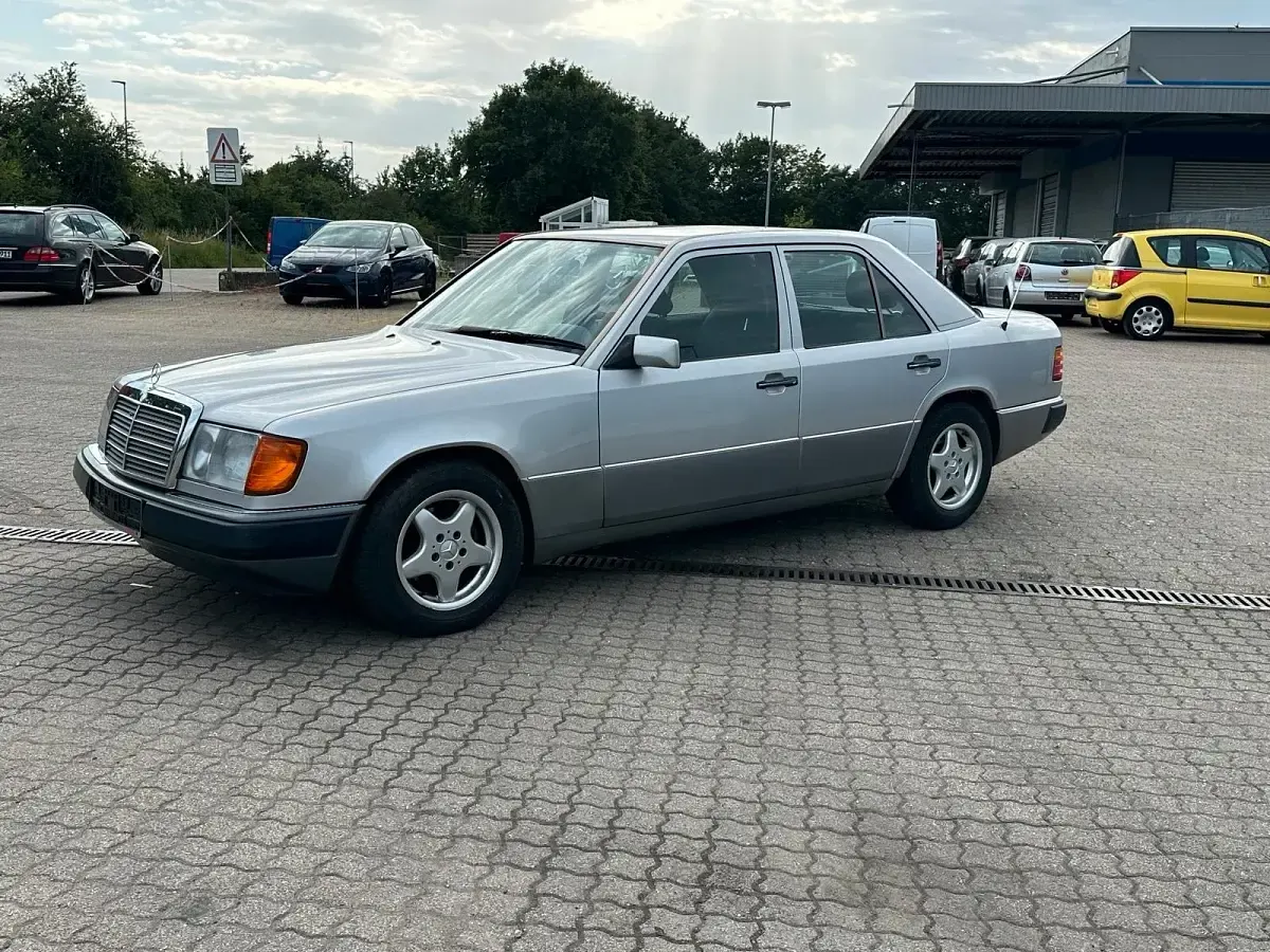 Gebraucht Mercedes 200 118 PS (86 kW) 1991 Silber Limousine