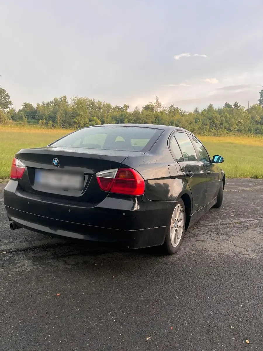 Gebraucht BMW 318 129 PS (94 kW) 2007 Schwarz Limousine
