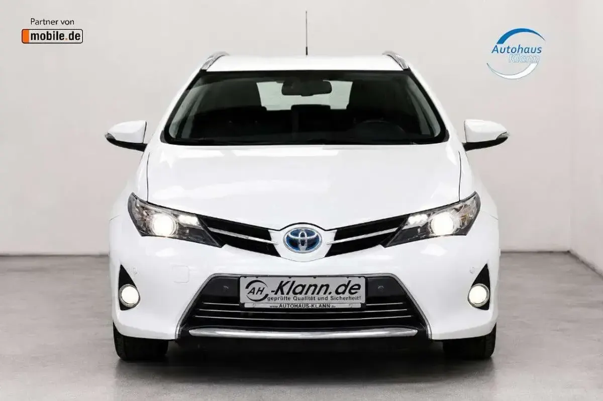 Gebraucht Toyota Auris Hybrid Executive 136 PS (100 kW) 2014 Super white Kombi