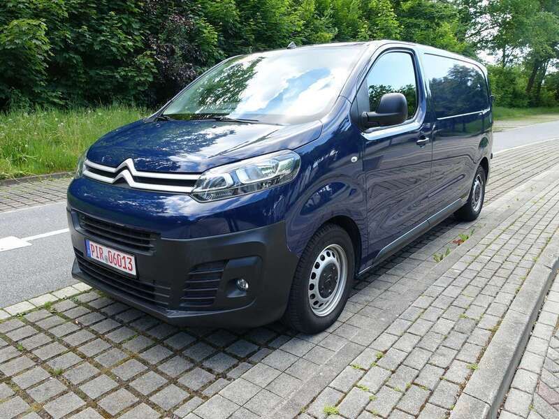 Farbe blau imperial Gebraucht 2018 Citroën Jumpy Business Class Van / Kleinbus | 13.890 € (Guter Preis) - Bild 1/4