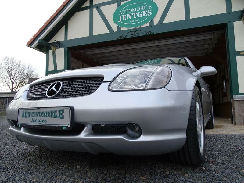 Silber metallic Gebraucht 1997 Mercedes SLK230 AMG Cabrio | 17.999 € - Bild 1/4