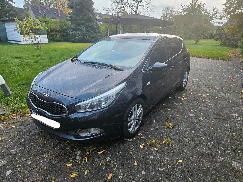 Schwarz Gebraucht 2014 Kia Ceed FIFA World Cup Edition Kleinwagen | 5.950 € (Guter Preis) - Bild 1/4