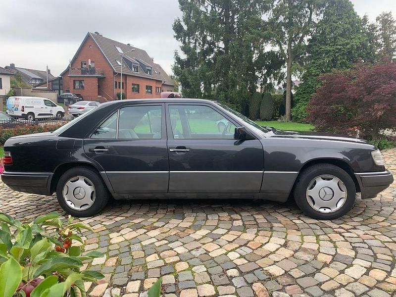 Schwarz Gebraucht 1994 Mercedes 220 Limousine | 11.800 € - Bild 1/4