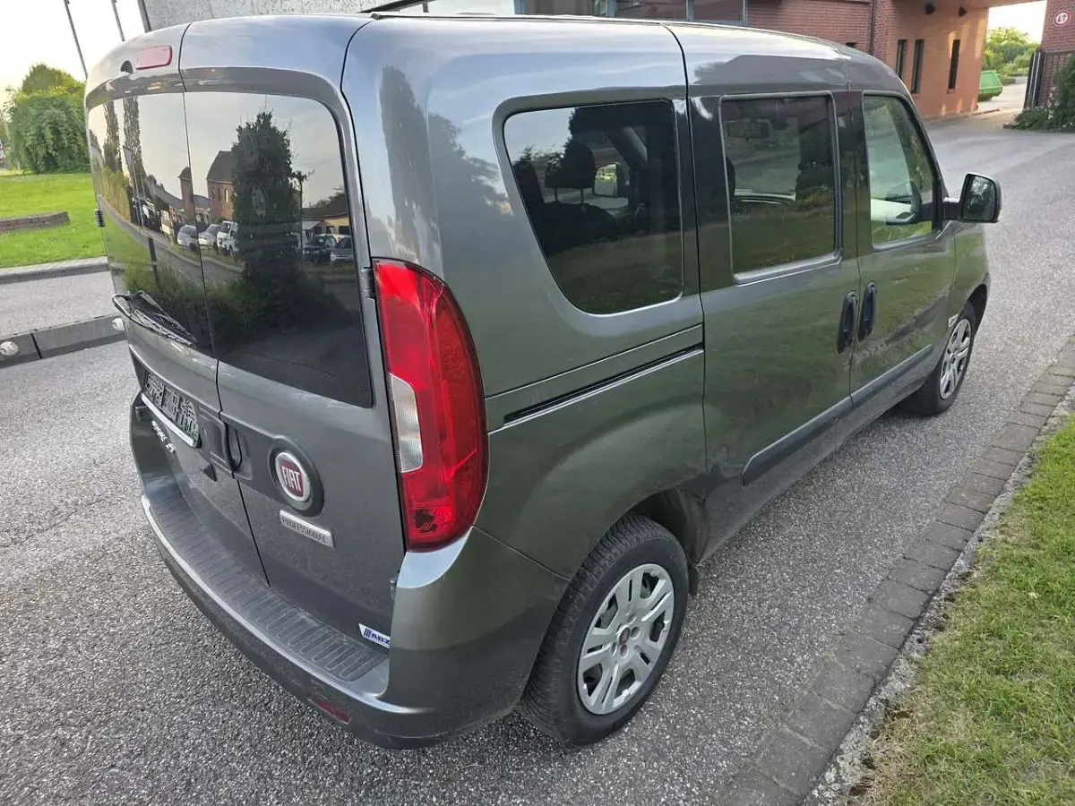 Gebraucht Fiat Doblò 101 PS (74 kW) 2022 Colore esterno (grau (met)) Van / Kleinbus