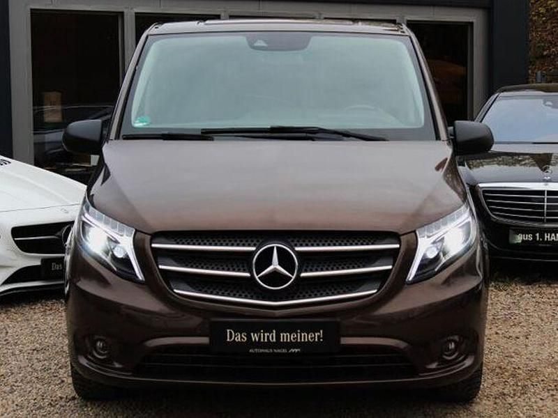Gebraucht Mercedes V220 163 PS (119 kW) 2018 Dolomitbraun metallic Van / Kleinbus