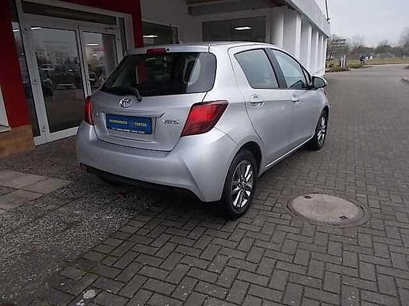 Gebraucht Toyota Yaris Comfort 99 PS (72 kW) 2014 Silber Limousine