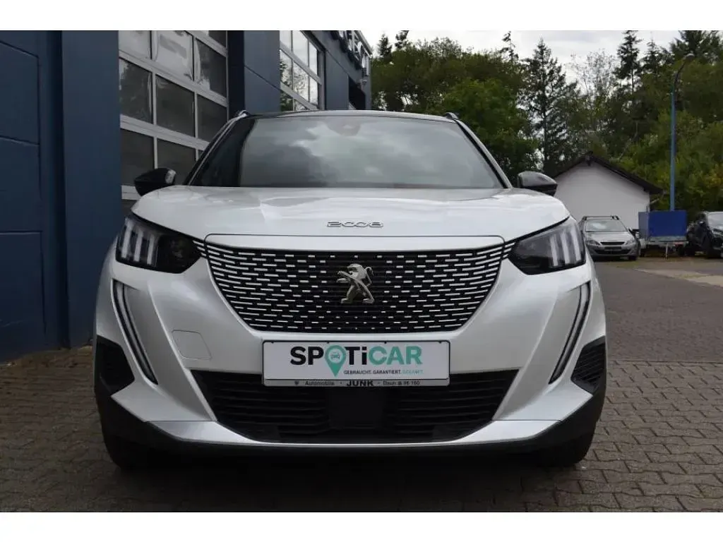 Gebraucht Peugeot e-2008 GT 100 kW (136 PS) 2022 Perlmutt weiss (metallic) SUV