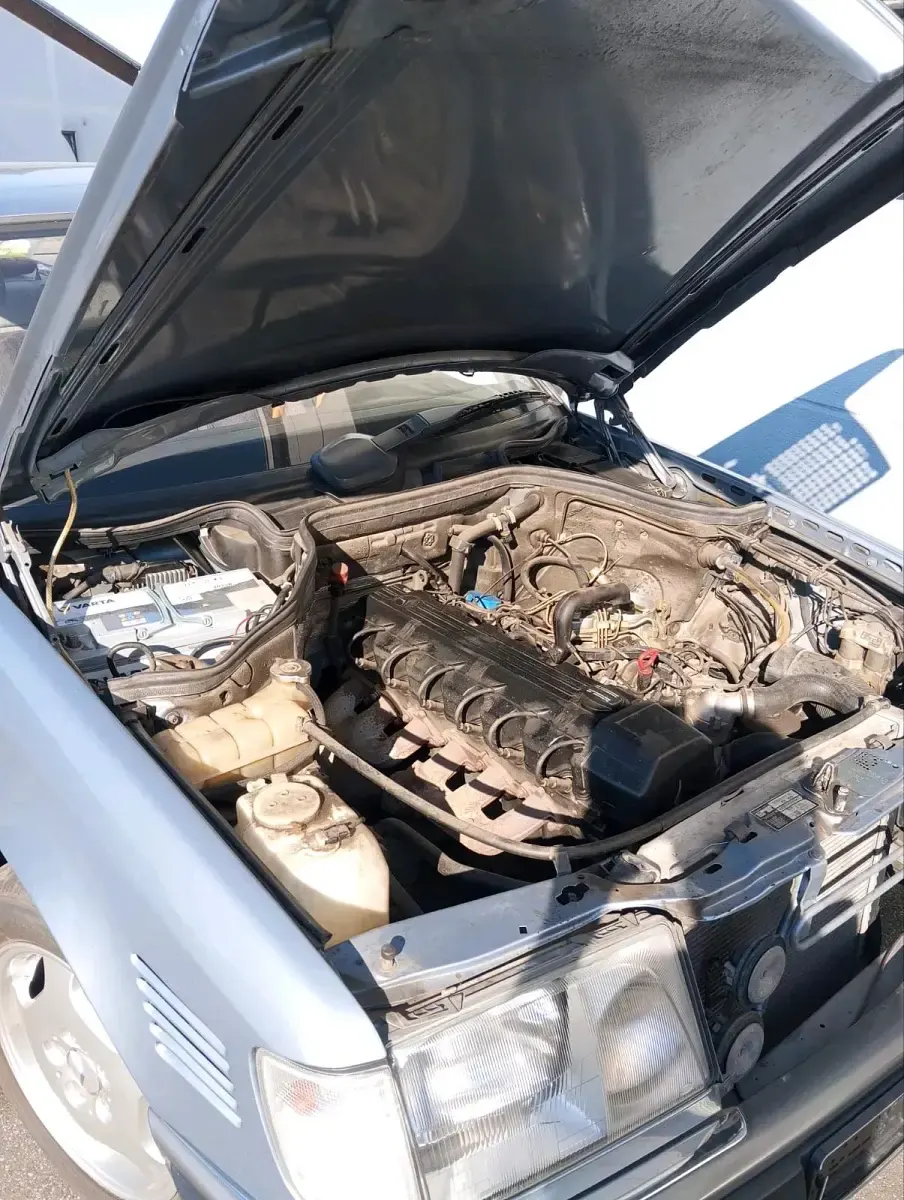 Gebraucht Mercedes E260 160 PS (117 kW) 1987 Blau Limousine