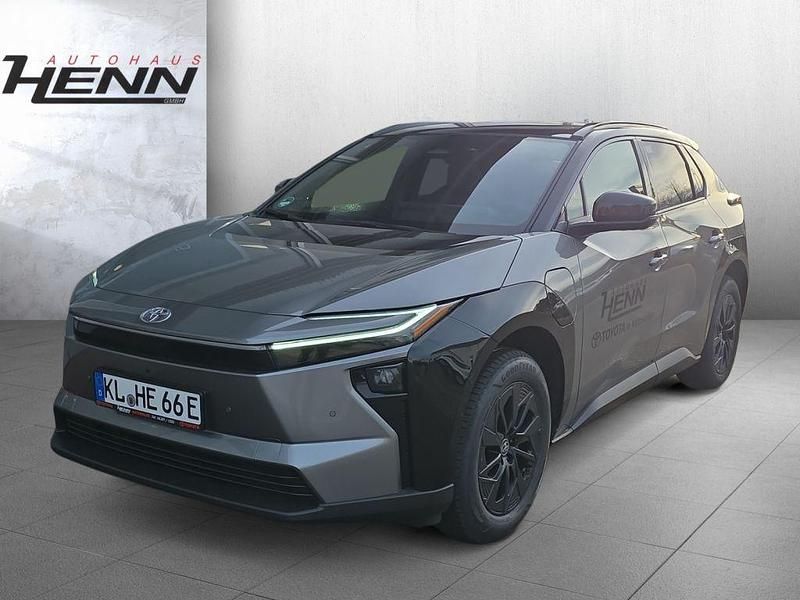 Precious metal grey metallic / black Gebraucht 2025 Toyota bZ4X Lounge SUV | 55.111 € - Bild 1/4