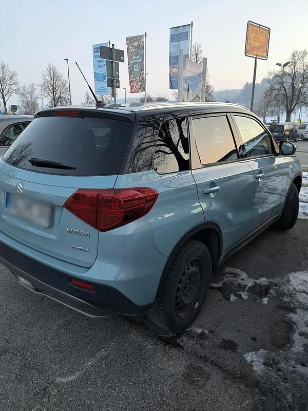 Gebraucht Suzuki Vitara 82 PS (60 kW) 2018 Blau Limousine