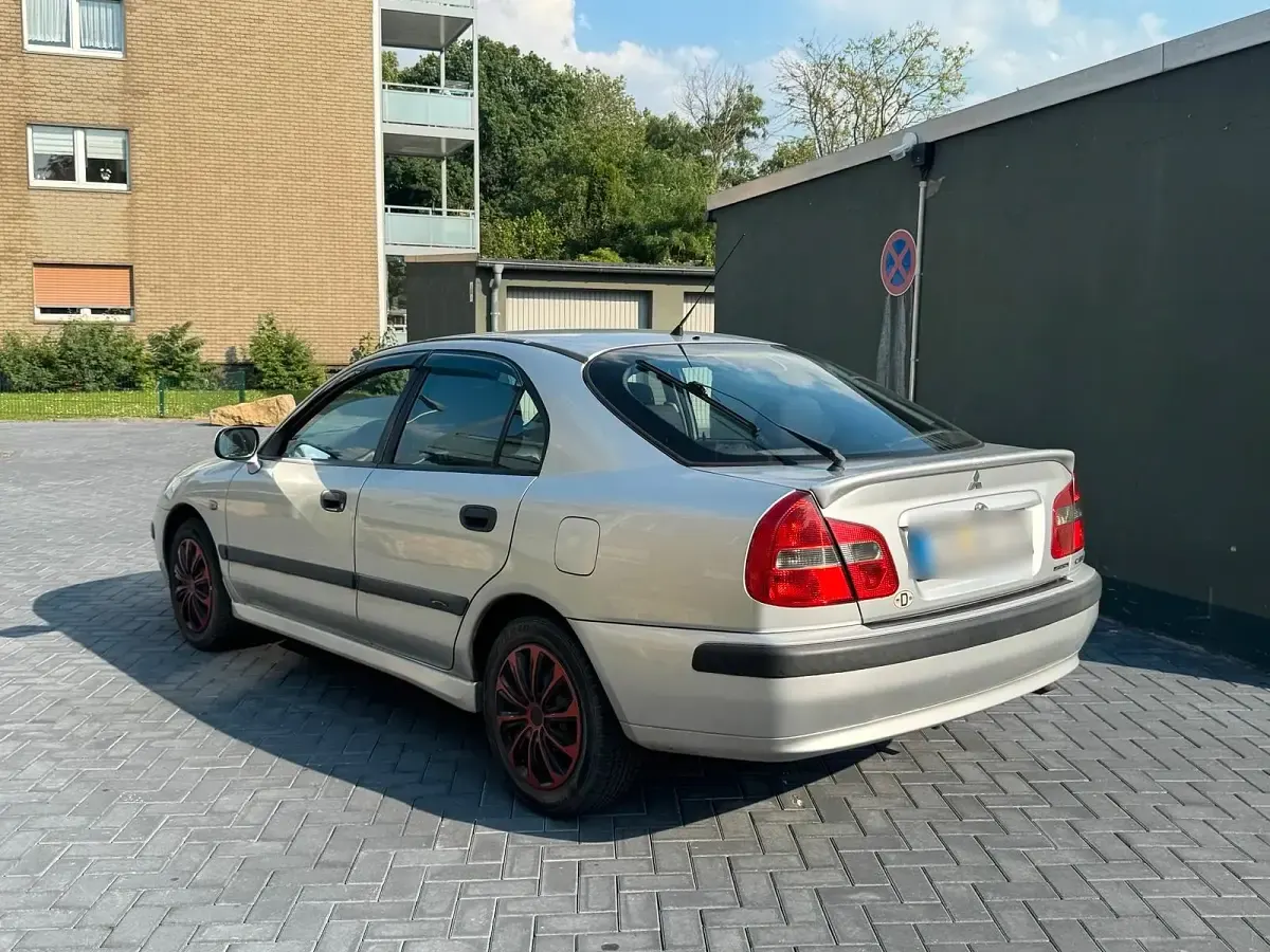 Gebraucht Mitsubishi Carisma 103 PS (75 kW) 2002 Silber Limousine
