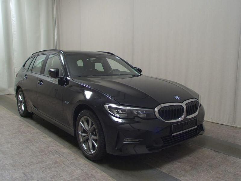 Gebraucht BMW 320e Advantage 204 PS (150 kW) 2022 Schwarz Kombi
