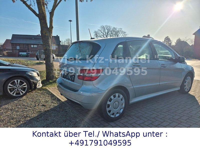 Gebraucht Mercedes B180 109 PS (80 kW) 2011 Silber Van / Kleinbus