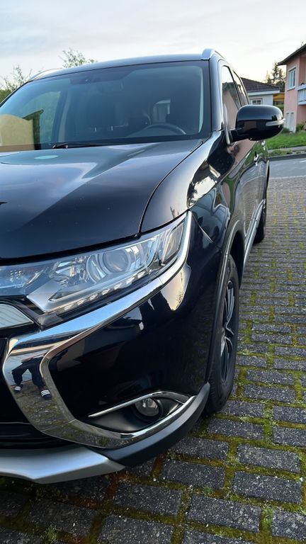 Schwarz Gebraucht 2016 Mitsubishi Outlander SUV | 13.500 € (Etwas zu teuer) - Bild 1/4