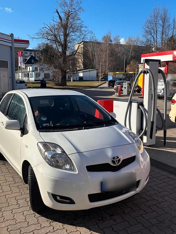 Gebraucht Toyota Yaris 69 PS (50 kW) 2010 Weiß Kleinwagen