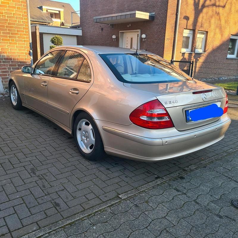 Gebraucht Mercedes E240 Avantgarde 177 PS (130 kW) 2003 Gold Limousine