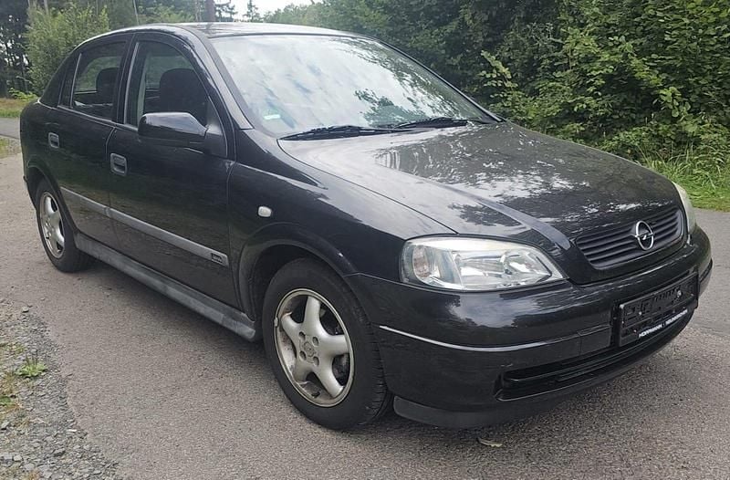 Schwarz Gebraucht 2000 Opel Astra Limousine | 1.590 € (Guter Preis) - Bild 1/4
