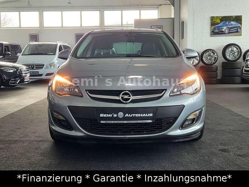 Gebraucht Opel Astra 101 PS (74 kW) 2012 Silbersee/silver lake Kleinwagen