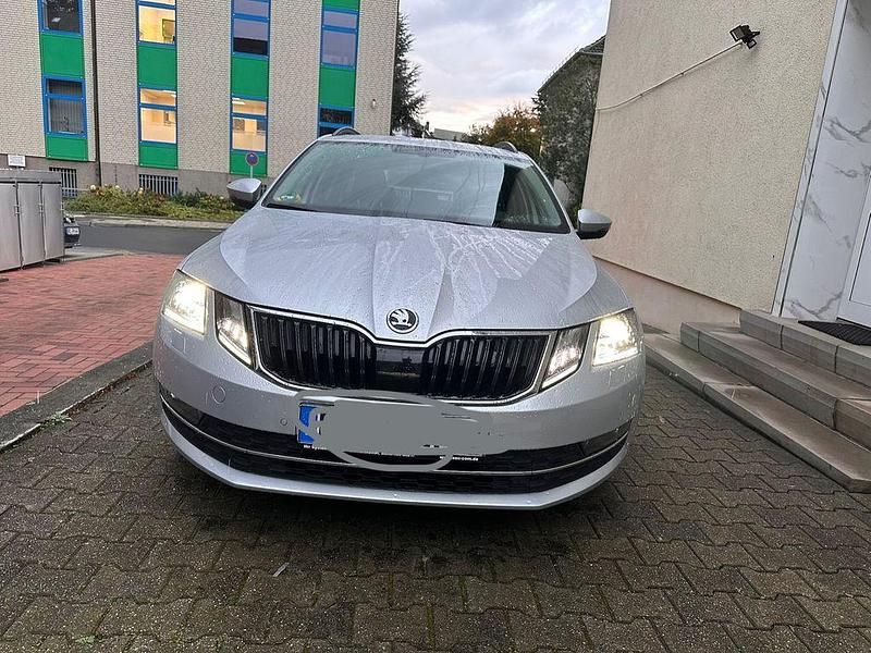 Silber Gebraucht 2017 Skoda Octavia Ambition Kombi | 8.500 € (Superpreis) - Bild 1/4