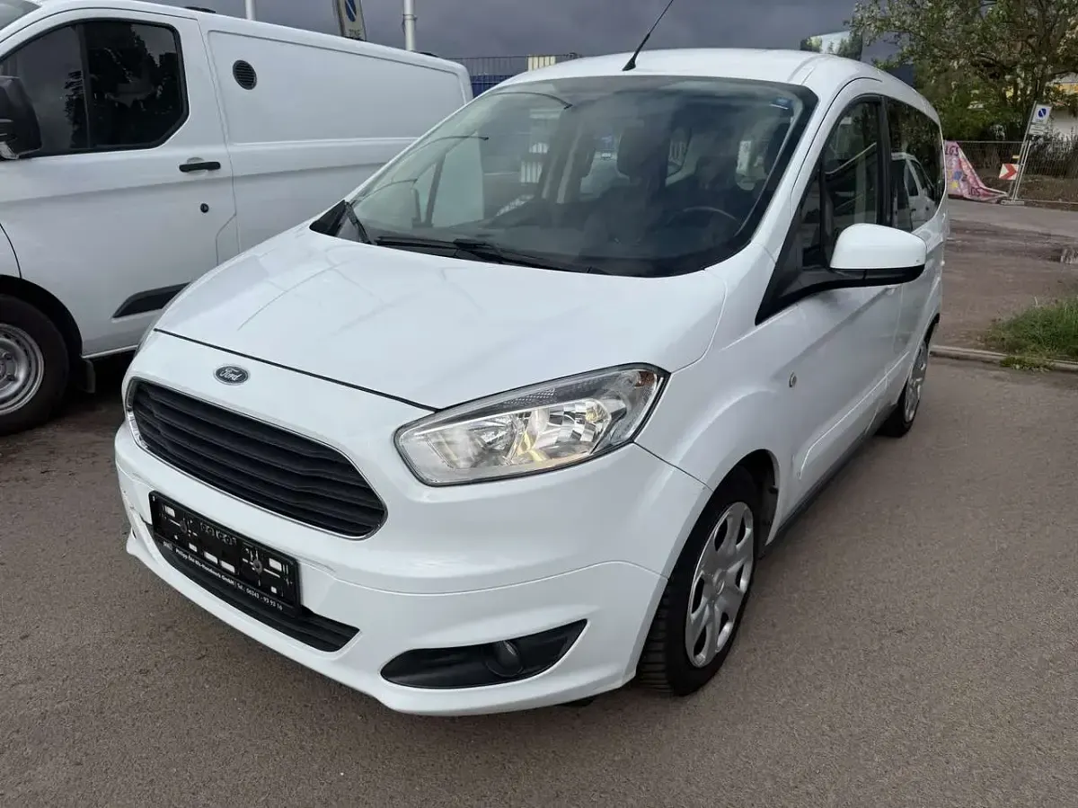 Gebraucht Ford Tourneo Courier Trend 101 PS (74 kW) 2015 Frostweiß Van / Kleinbus