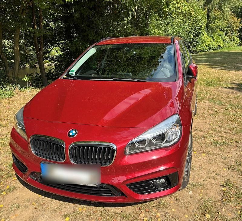Rot Gebraucht 2016 BMW 218 Active Tourer Sport Line Van / Kleinbus | 13.699 € (Fairer Preis) - Bild 1/4