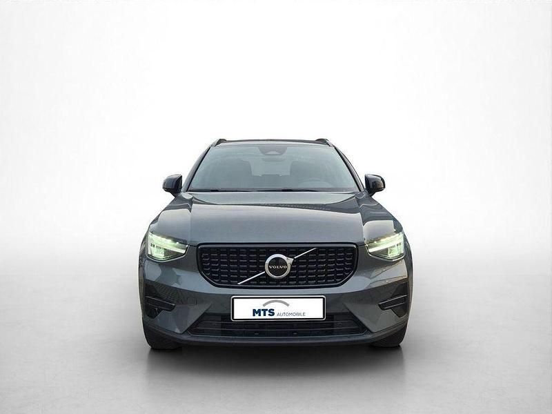 Neu Volvo XC40 Plus 163 PS (119 kW) 2026 Grün SUV