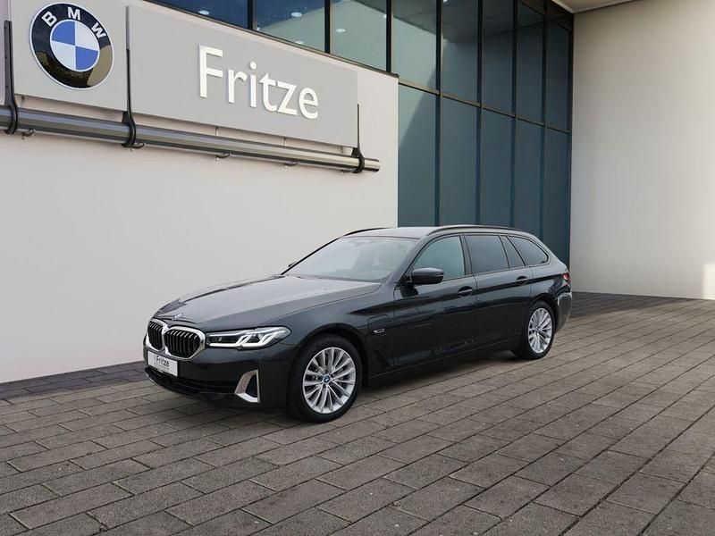 Grau Gebraucht 2022 BMW 530e Luxury Line Kombi | 35.435 € (Fairer Preis) - Bild 1/4