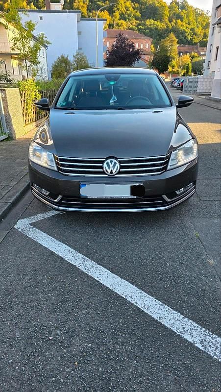 Braun Gebraucht 2012 VW Passat Highline Limousine | 9.900 € (Teuer) - Bild 1/4