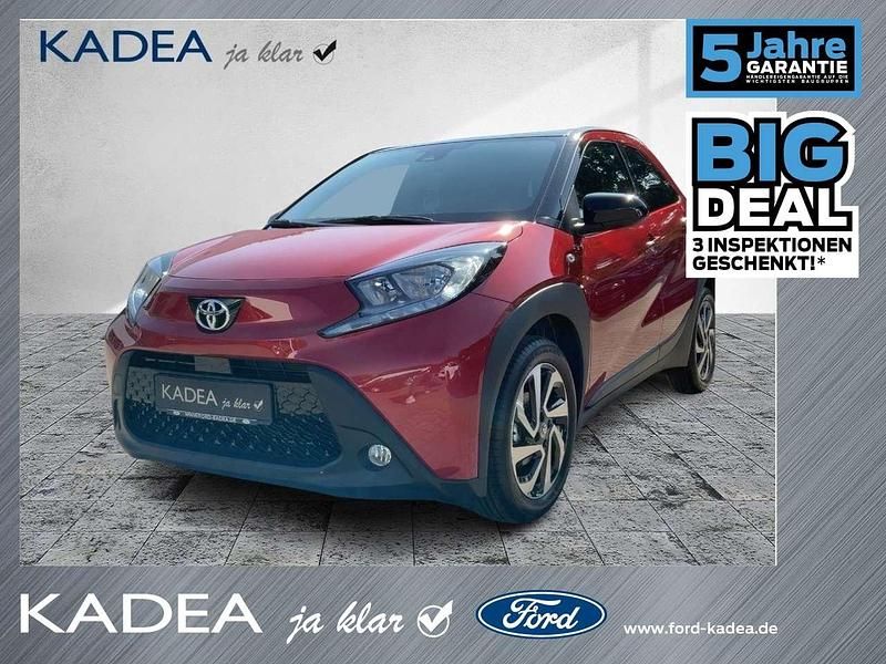Chili red (3u4)/ black mica (2 Neu 2025 Toyota Aygo Kleinwagen | 18.490 € - Bild 1/4